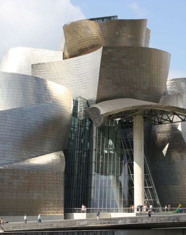 Guggenheim_Museum,_Bilbao,_July_2010_(11).JPG