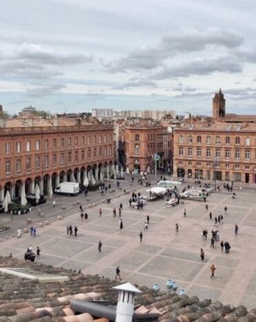 Toulouse-Place_du_Capitole.jpg