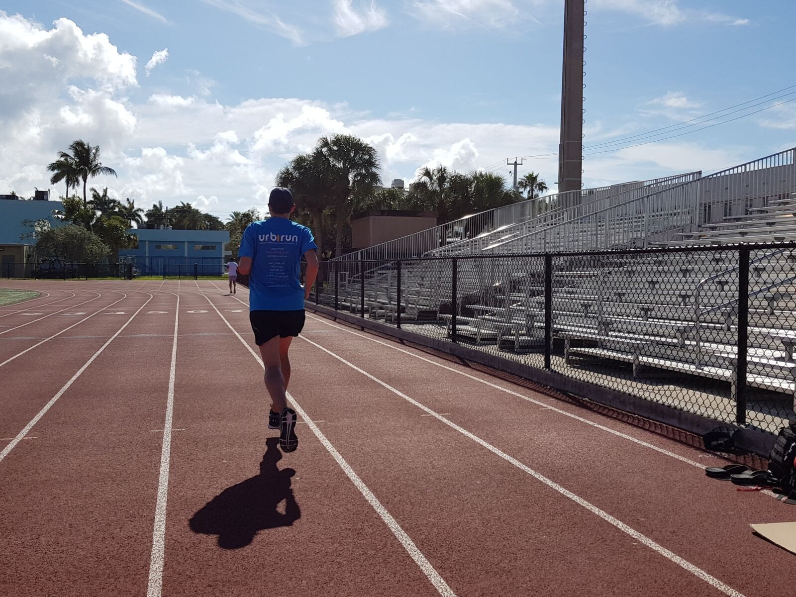 Tout coureur le sait, varier les allures et le fractionn&eacute; c&#39;est important.  Et quoi de mieux pour &ccedil;a que de faire des tours de piste de temps en temps ?  Du coup, si tu l&#39;as d&eacute;j&agrave;…