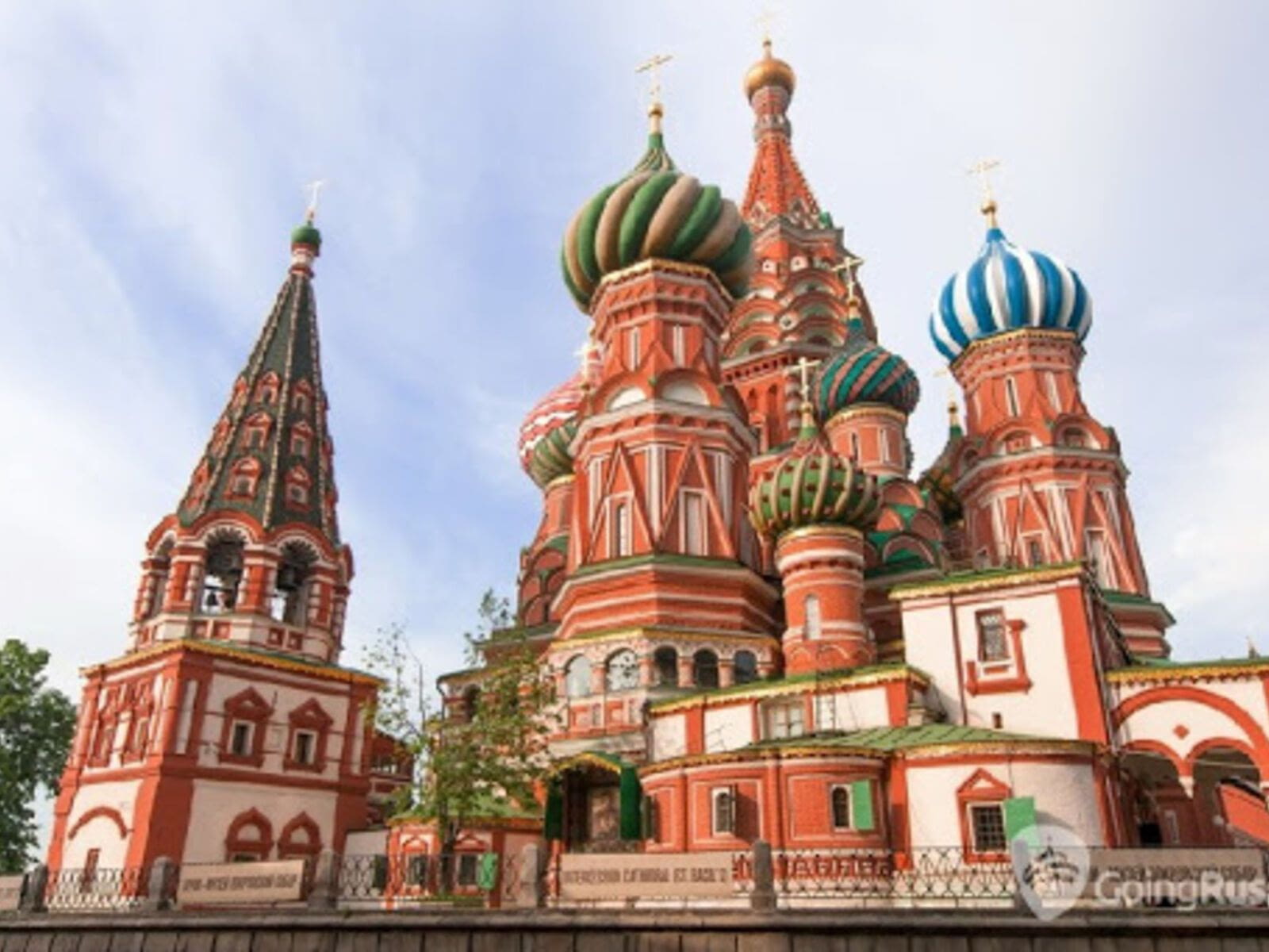 Let&#39;s take you to the very best of Moscow, around Kremlin to Red Square, through modern and ancient parks, enjoying amazing views, iconic statues, and a cathedral with a crazy history.    Download the…