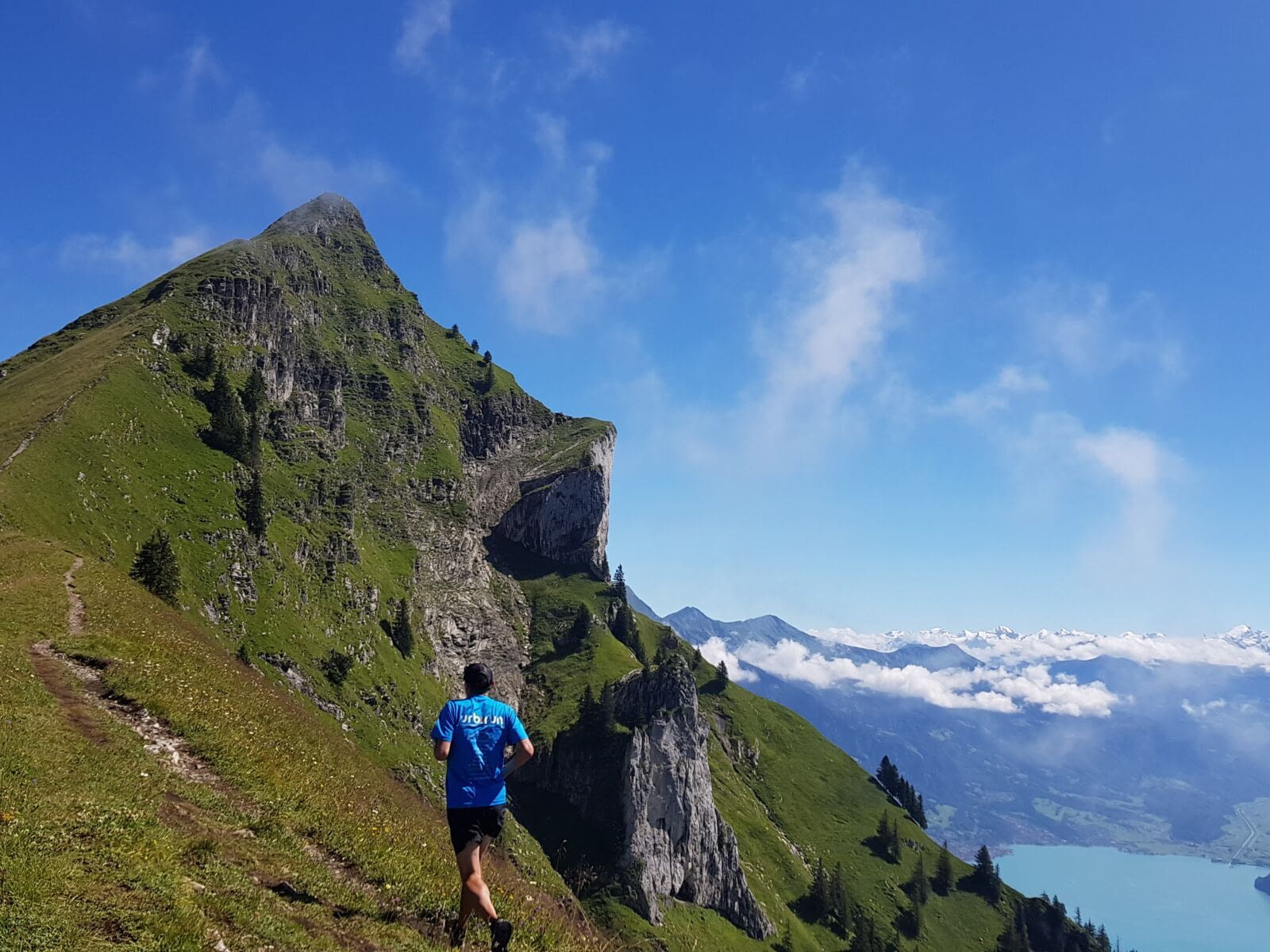 Ou comment courir sur le fil du rasoir&hellip;  L&rsquo;ar&egrave;te de l&rsquo;Hardergrat (ou Brienzergrat) me tentait depuis quelque temps, par son paysage &agrave; couper (rasoir, couper&hellip; humour...…