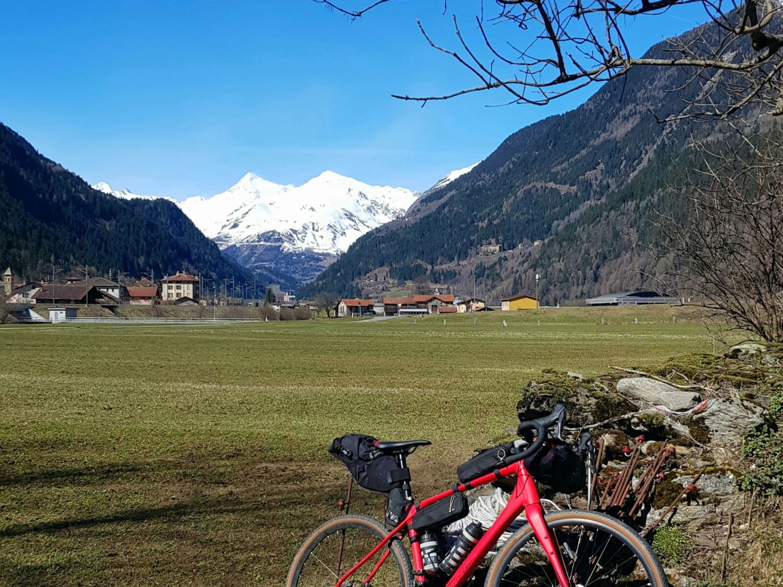 Aller chercher le printemps.  Un biketrip humide o&ugrave; tu d&eacute;couvres le point commun entre une bi&egrave;re et une hirondelle, pourquoi j&rsquo;ai port&eacute; des Louboutin, pourquoi 57 secondes,…