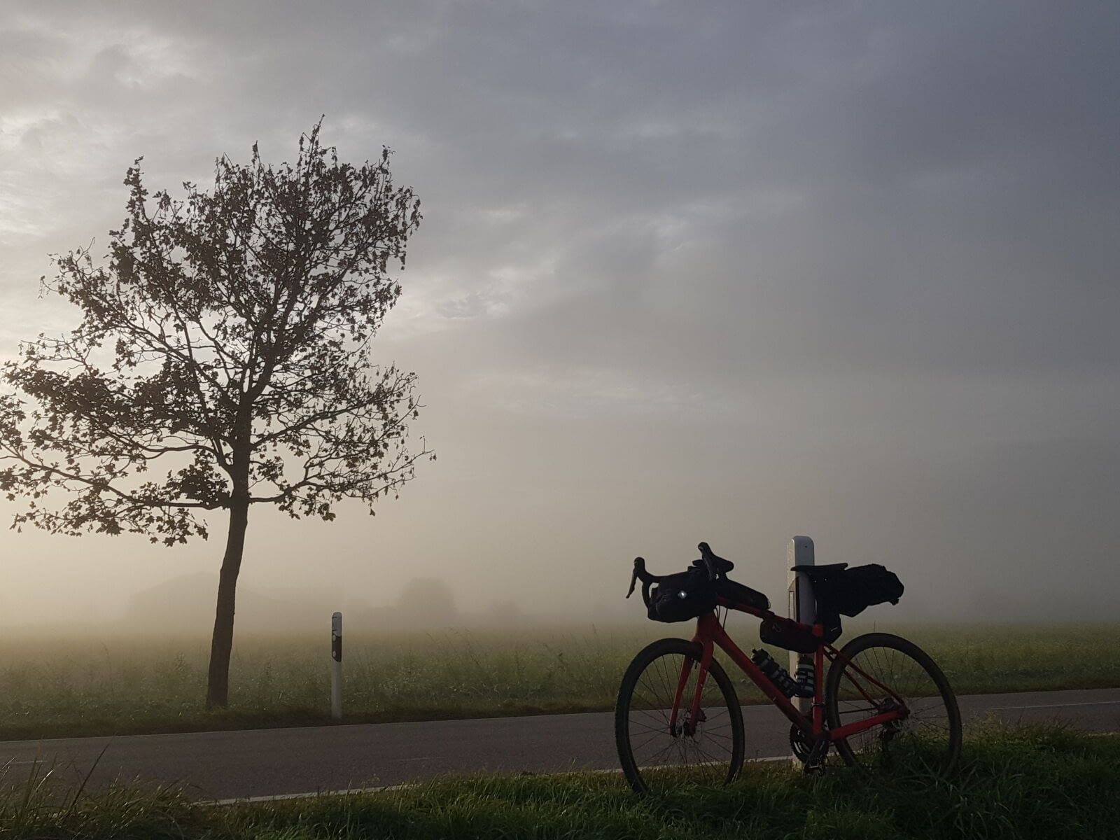 De la capitale aux voisines. Episode 1  1&rsquo;000km &agrave; travers l&rsquo;histoire tourment&eacute;e du XX&egrave;me si&egrave;cle. Un stade qui fait froid dans le dos, de charmants petits villages,…