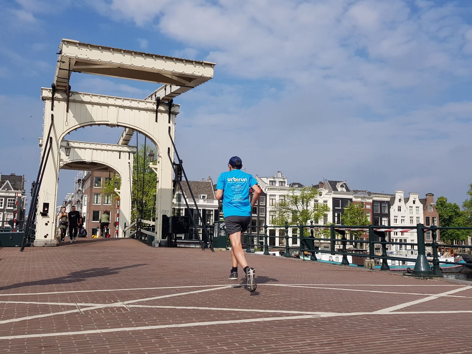 Running in Amsterdam, it&rsquo;s crossing hundreds of bridges, it&rsquo;s watching for 800&rsquo;000 bikes (yes, 800&rsquo;000, official figure) more than for cars, and stay focused not to fall in a canal…