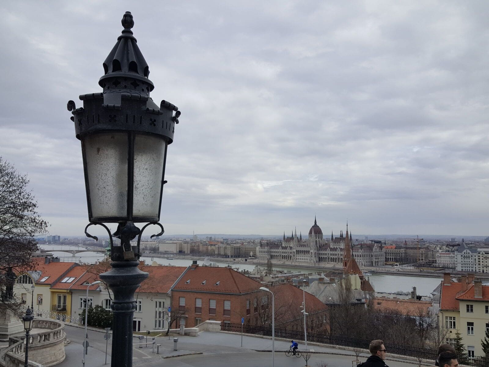 Ville mill&eacute;naire, Budapest est au coeur de l&#39;Europe centrale. Elle fut cosmopolite, riche, et tr&egrave;s belle, avant d&#39;&ecirc;tre bouscul&eacute;e par l&#39;Histoire, marqu&eacute;e par…