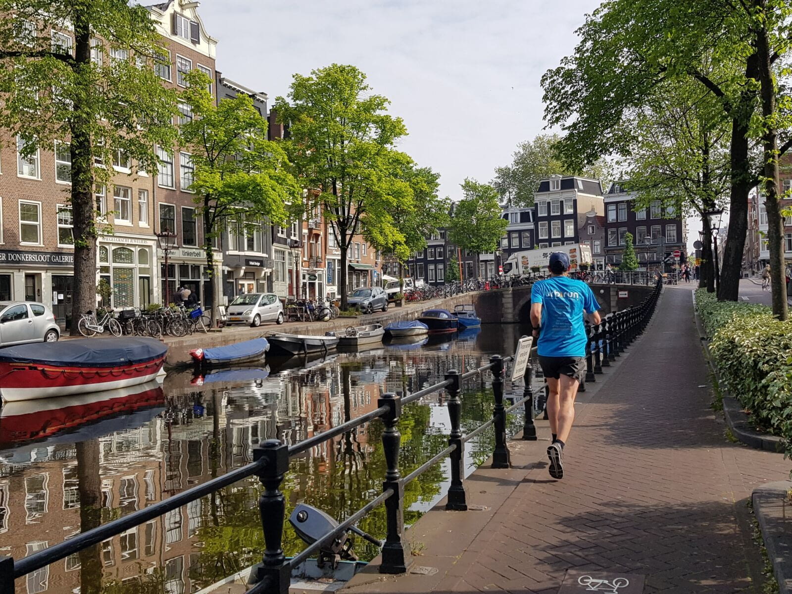 Explore the Amsterdam canals, cross countless bridges, enjoy the charm of its streets and narrow houses, penetrate into the Begijnhof, appreciate the space of Museumsplein, resist the many cafes and bars,…