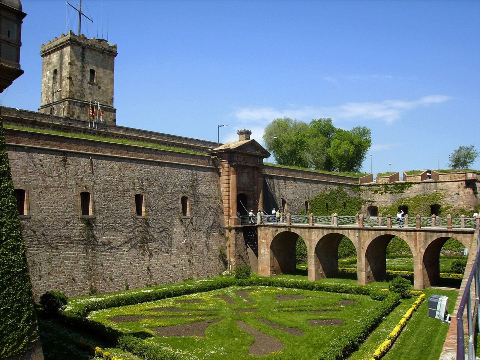 Parc de Montju&iuml;c: a green jewel in the heart of Barcelona    Located on a hill overlooking the city, Montju&iuml;c Park is a 250-hectare green space offering panoramic views of Barcelona and the Mediterranean.…