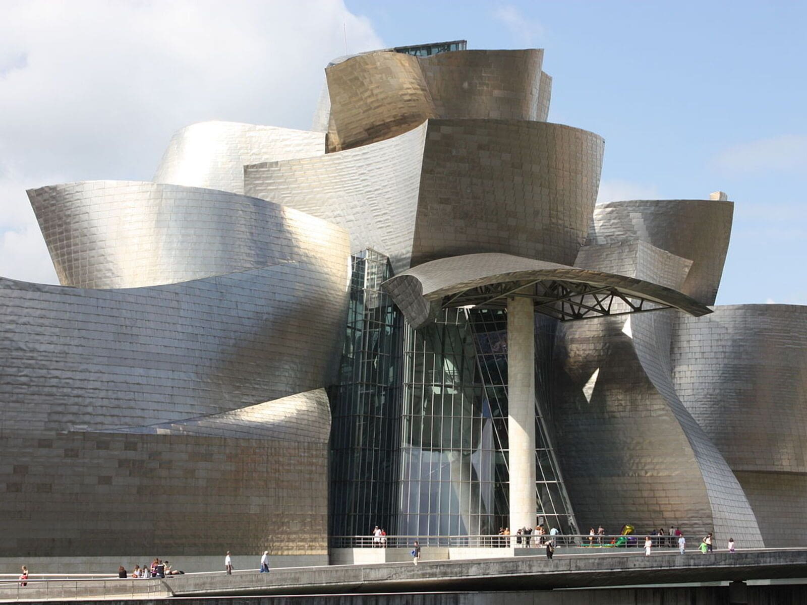 Despite being one of Europe&#39;s largest and busiest ports, Bilbao succeeded in taking advantage of its industrial past and make the most of some former wastelands. Trendy bars, museums and very modern…