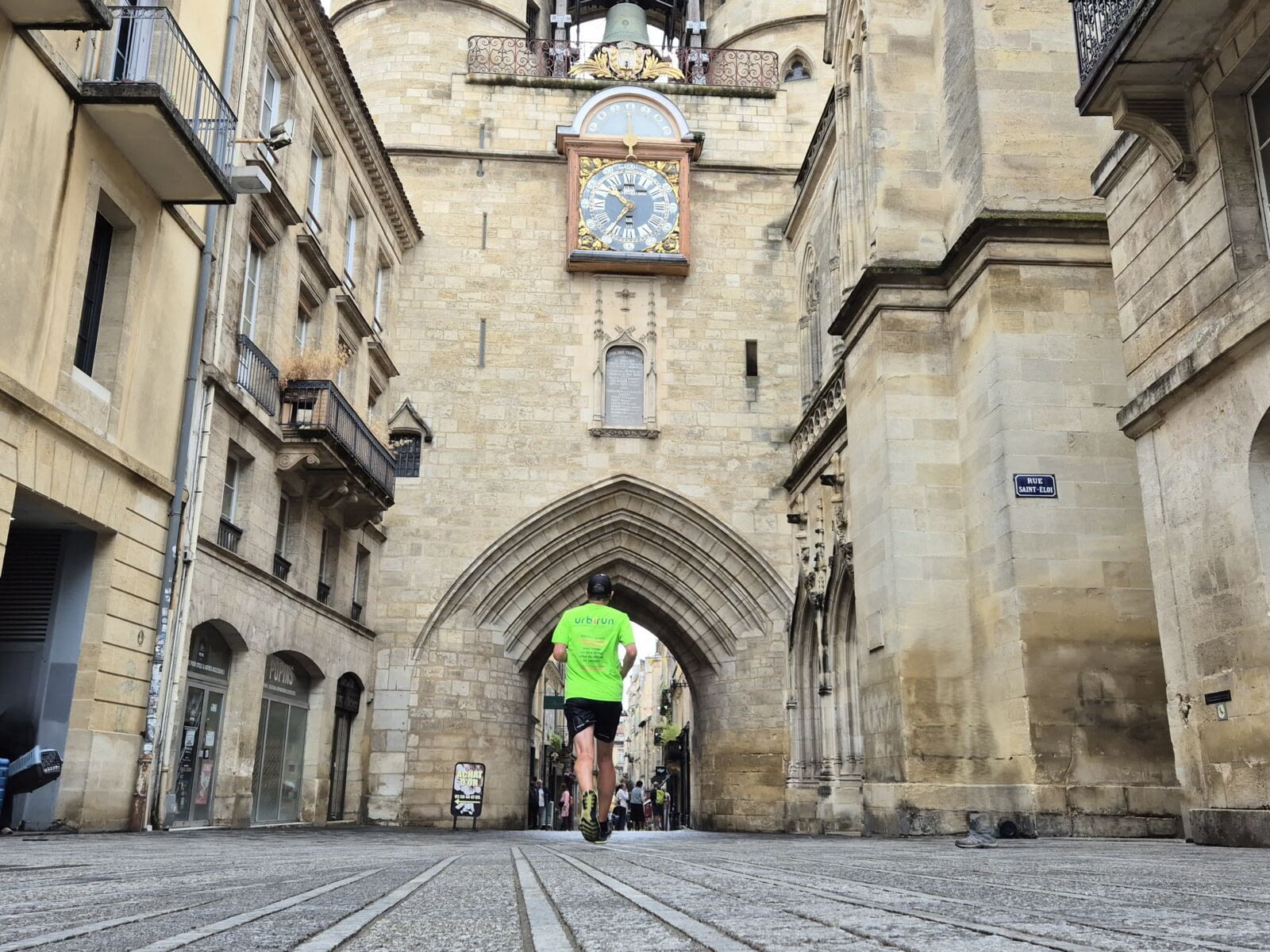 Ville ouverte sur le fleuve, et le monde, Bordeaux qui fut longtemps le premier port de France, est le coeur du vignoble bordelais. La vieille ville est parsem&eacute;e de batisses aux pierres cisel&eacute;es,…