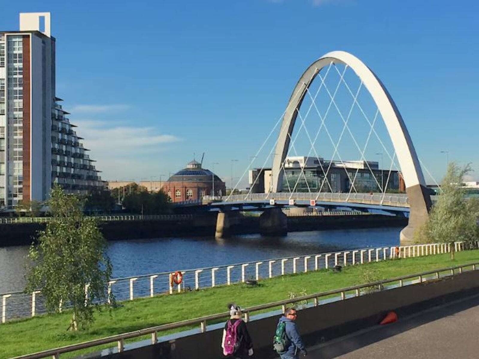 Glasgow fut l&rsquo;un des berceaux de la r&eacute;volution industrielle. Baign&eacute;e par le fleuve Clyde, elle a gard&eacute; son &acirc;me ouvri&egrave;re tout en se modernisant. Une architecture…