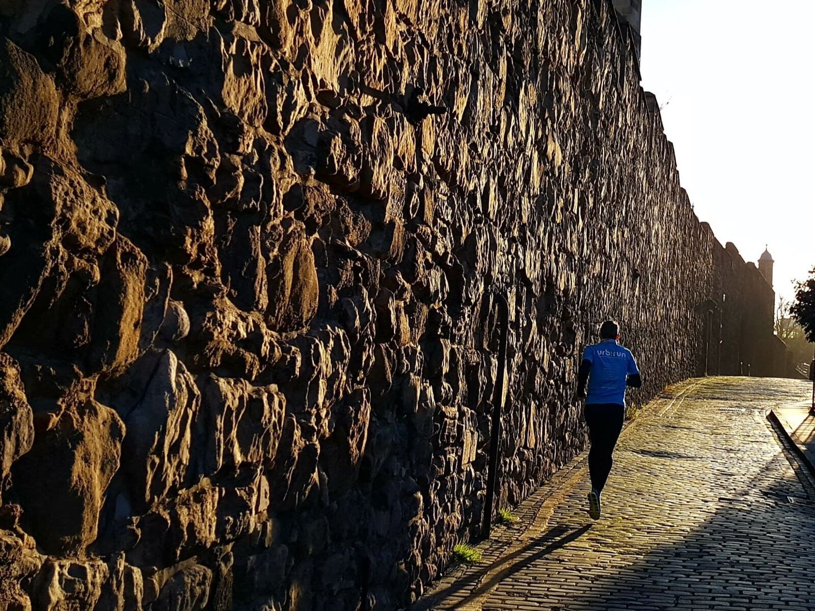 Ce parcours in&eacute;dit vous emm&egrave;ne du centre d&#39;Edimbourg jusqu&#39;aux collines de Holyrood Park, et le l&eacute;gendaire Rocher du Roi Arthur, Arthur&#39;s Seat. Vous courez dans la nature,…