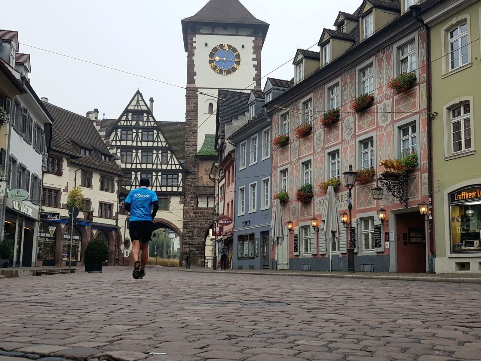 Freiburg im Breisgau en mode mini-trail    Partez &agrave; la d&eacute;couverte de Freiburg im Breisgau, sa Vieille ville et ses charmants petits canaux, sa cath&eacute;drale, ses passerelles. Vous explorerez…