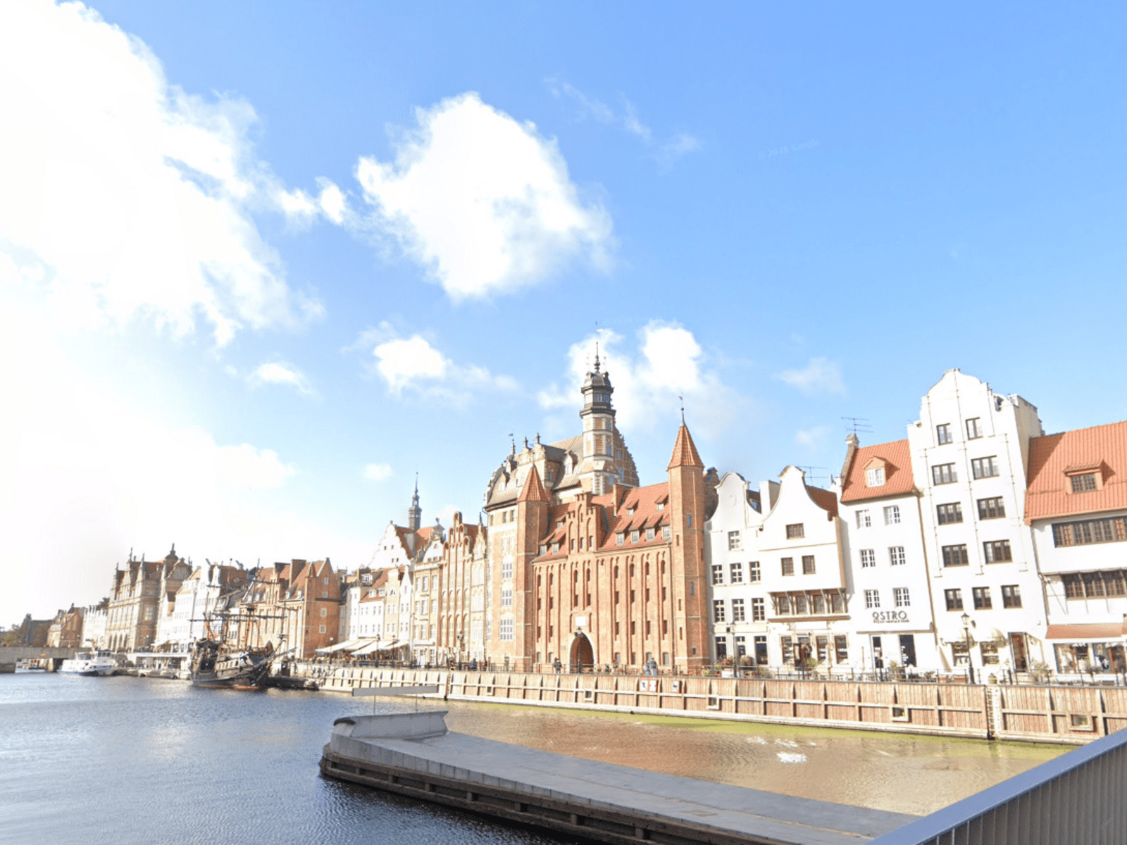 Gdansk est un v&amp;eacute;ritable t&amp;eacute;moin de l&amp;rsquo;histoire. Situ&amp;eacute;e sur le delta de la Vistule, cette ville hans&amp;eacute;atique, au splendide centre historique, et baign&amp;eacute;e par les eaux,…