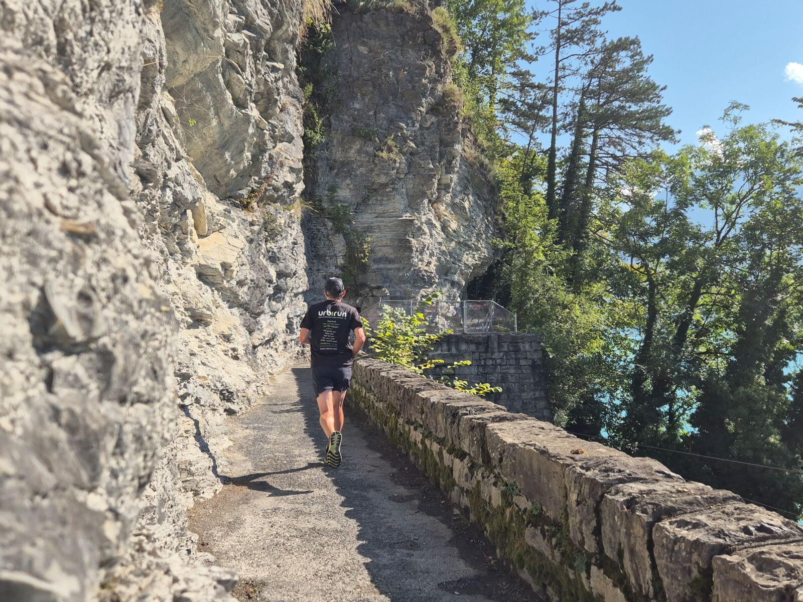 Courir &amp;agrave; Interlaken - Minitrails (2 distances)    Nich&amp;eacute;e au pied des majestueuses Alpes suisses, Interlaken s&amp;rsquo;&amp;eacute;tale entre les lacs de Thoune et de Brienz, sur une plaine id&amp;eacute;ale…
