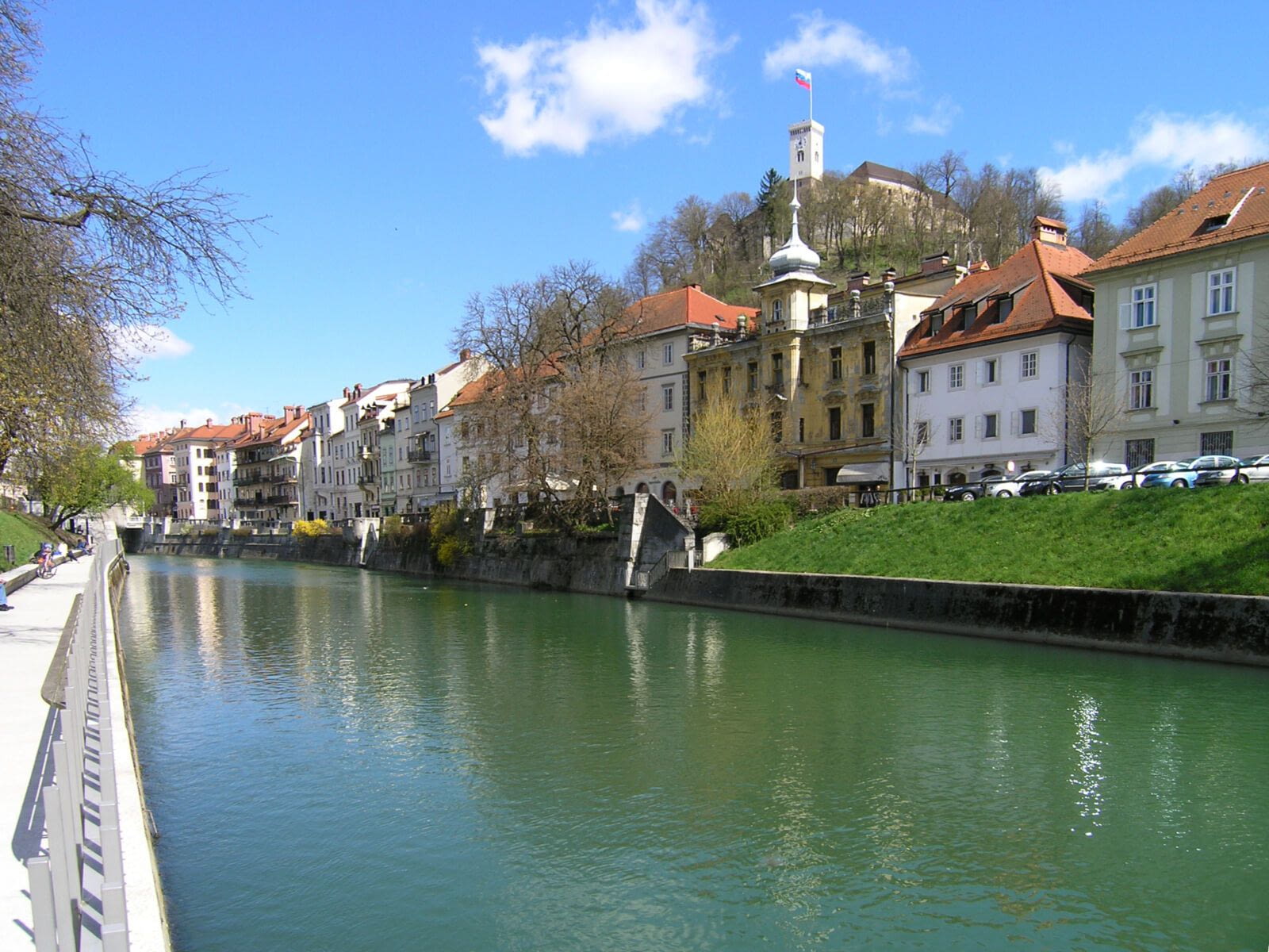 Straddling the Slavic and Mediteranean worlds, is the Slovenian capital, Ljubljana, whose cobbled streets, serenity, riverwalks, forest, will defintively charm you. You will run from a beautiful old town…