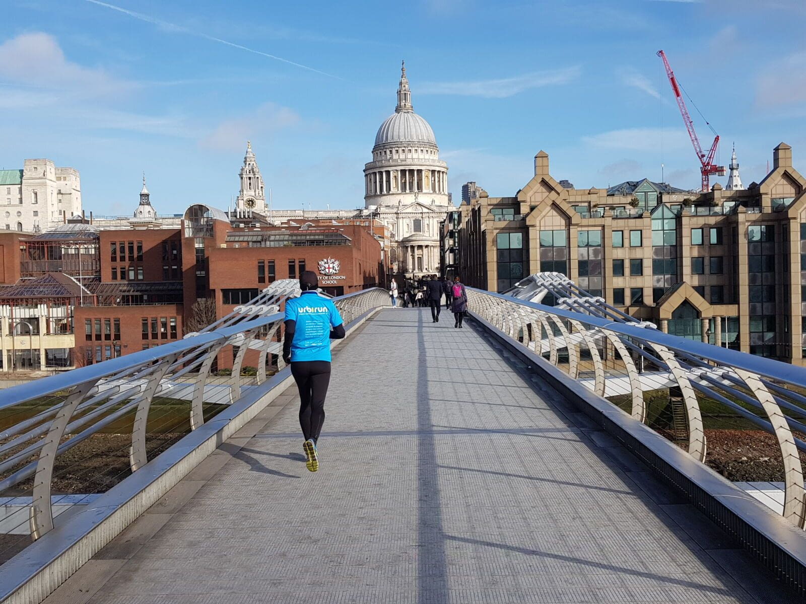 Au d&eacute;part de White Chapel et traversant le quartier des anciens docks, ce magnifique parcours le long de la Tamise offre de superbes vues sur les principaux monuments de Londres, en profitant des…