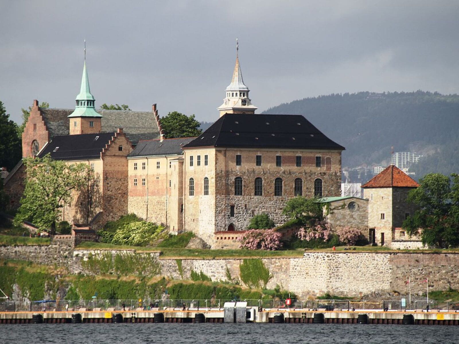 In Oslo, modern architecture on the shores of the fjord rubs shoulders with historic districts. Green spaces extend right into the city, and you can run through the Vigeland Park, dotted with hundreds…