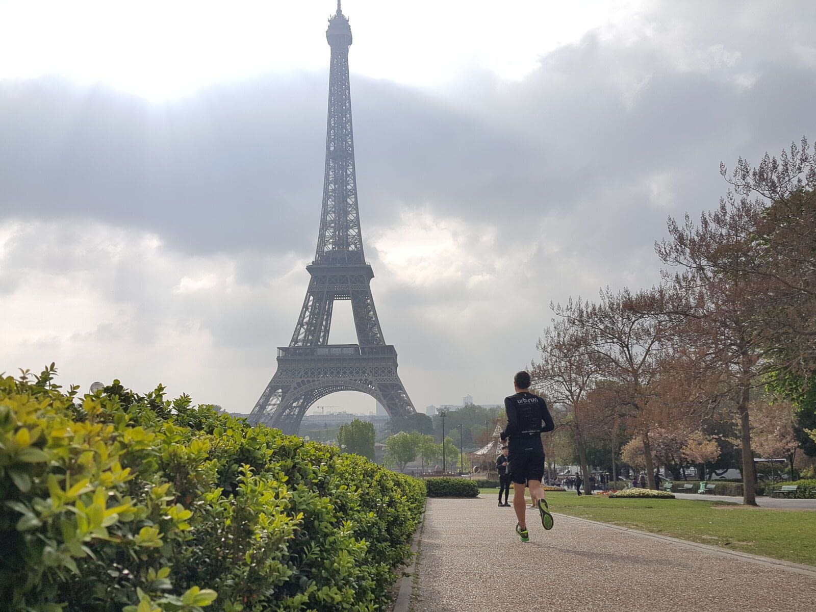 Running this tour, you will cross the whole city of wonderful Paris, from west to east. You&#39;ll see the most iconic monuments and parks. You will run under the Eiffel Tower, cross the Place de la Concorde…