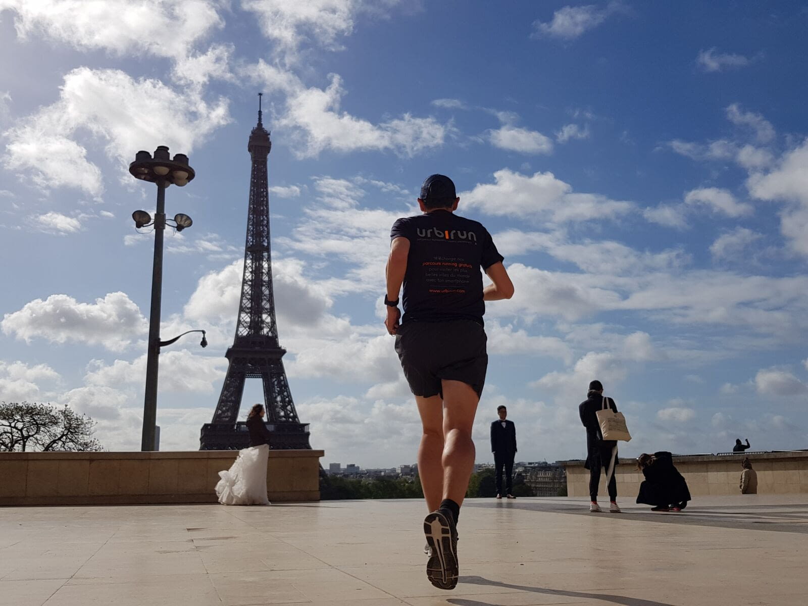 Une travers&eacute;e compl&egrave;te de Paris, de l&#39;Arc de Triomphe &agrave; la Bastille, vous ne manquerez aucun des monuments les plus embl&eacute;matiques de la ville.    Vous traversez le Pont de…