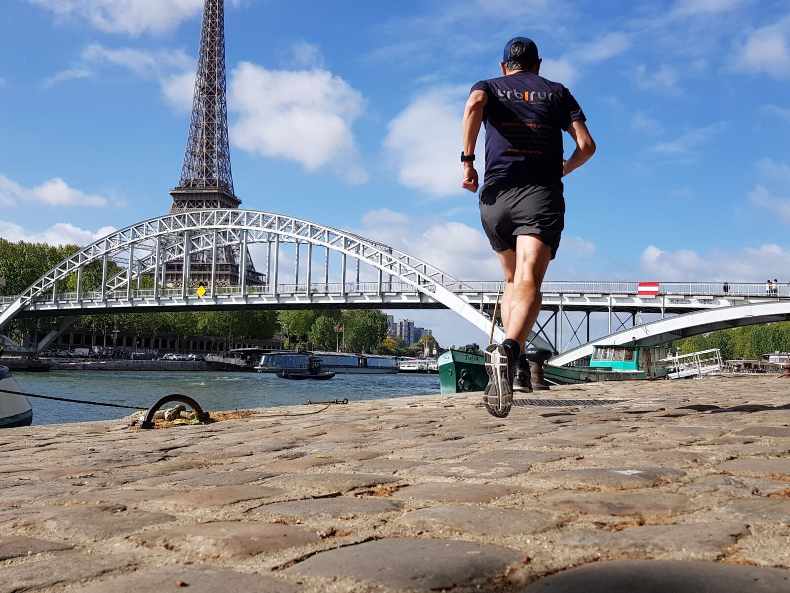 Ce parcours vous fait courir pr&egrave;s de, voire dans, la plupart des sites qui font de Paris&hellip; Paris. Le Palais du Louvre, le Trocadero, la Tour Eiffel, etc. Une boucle avec la Seine pour fil…