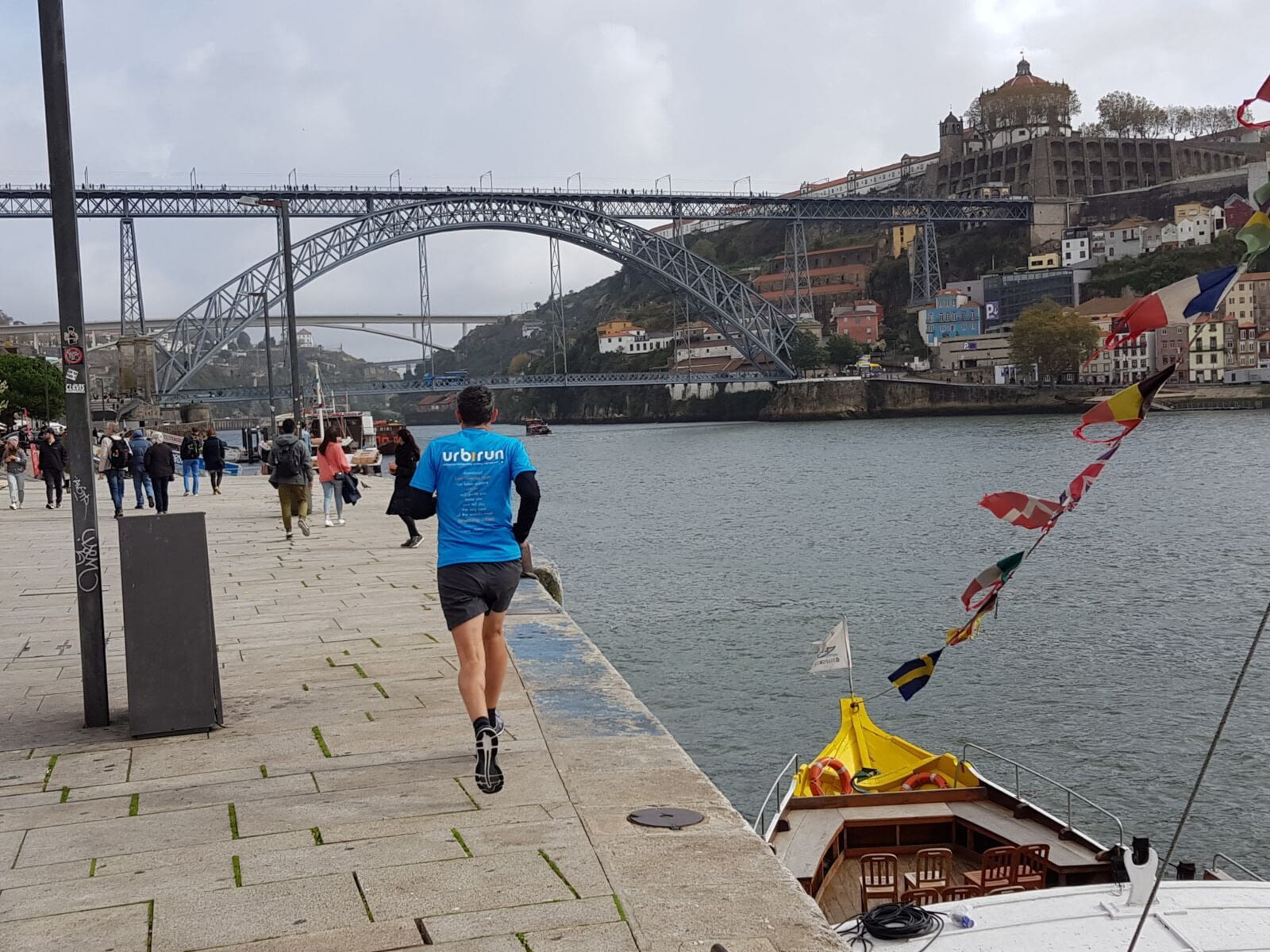 Hung on the steep banks of the Douro, you have to deserve Porto, demanding for the runner, with its cobbled, narrow streets. These difficulties have the advantage of offering superb views. Just go, you…