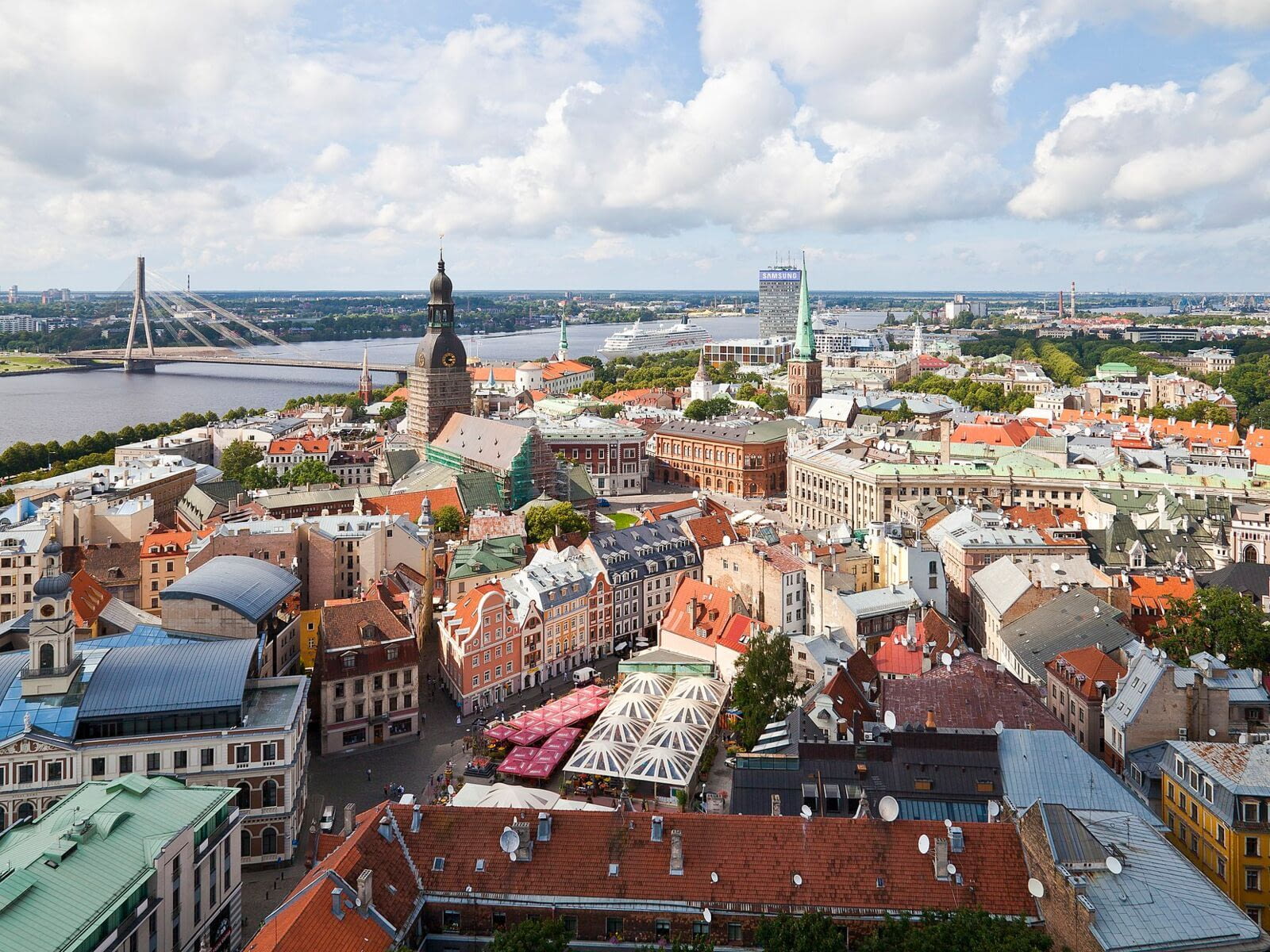 Riga&#39;s Old Town is a UNESCO World Heritage Site. It&#39;s a real invitation to take a stroll through its Hanseatic houses with their colourful facades, its Gothic churches and its superb examples…