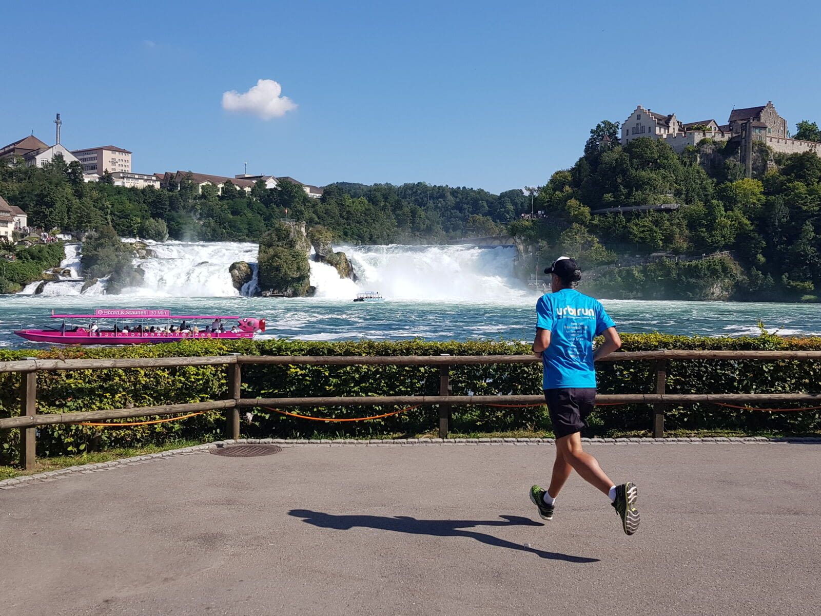 Courir et visiter Schaffhouse    Capitale du canton le plus au nord du pays, Schaffhouse est baign&eacute;e par le Rhin. Vous en longerez les rives paisibles, avant d&rsquo;admirer le fracas des Chutes…