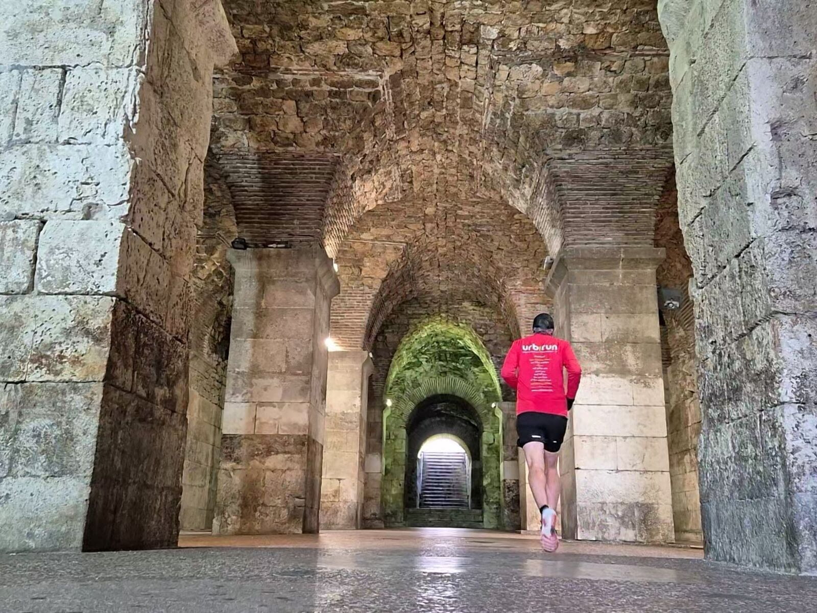 Courir &agrave; Split, c&rsquo;est un m&eacute;lange unique d&rsquo;histoire et de modernit&eacute;. On vous emm&egrave;ne &agrave; la d&eacute;couverte du labyrinthe incroyable du majestueux Palais de…