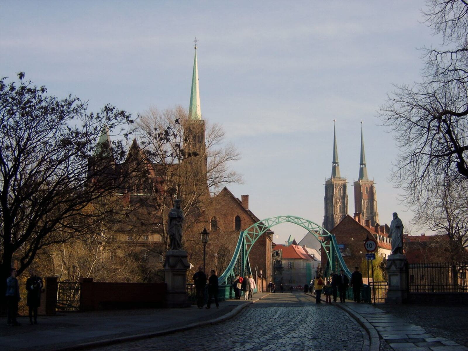 Baign&eacute;e par les influences tch&egrave;que, germanique et polonaise, Wroclaw en a tir&eacute; une identit&eacute; particuli&egrave;re et une architecture vari&eacute;e.  Sa place du march&eacute;,…