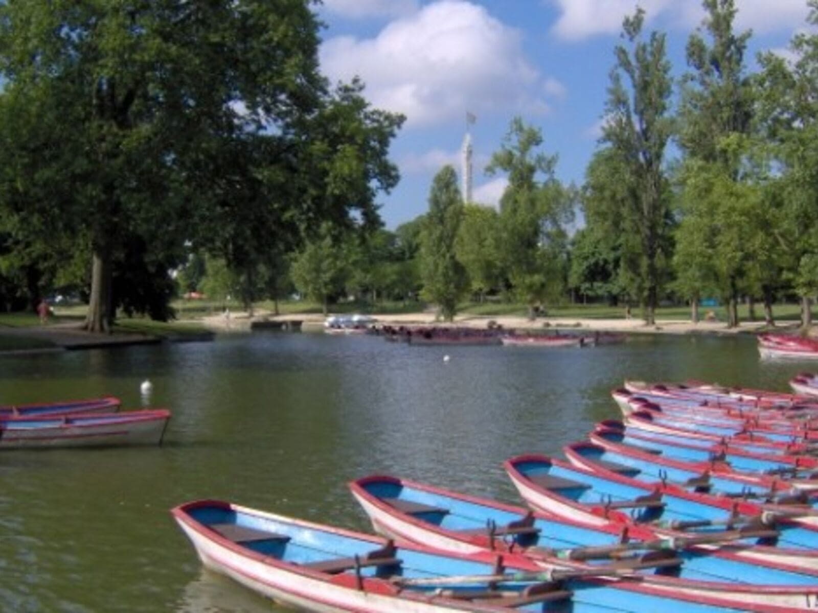 This route will enchant you from the tree-lined Green Promenade, which replaces an unused railway line, to the refined elegance of the Simone de Beauvoir footbridge. You will pass by the shores of Daumesnil…