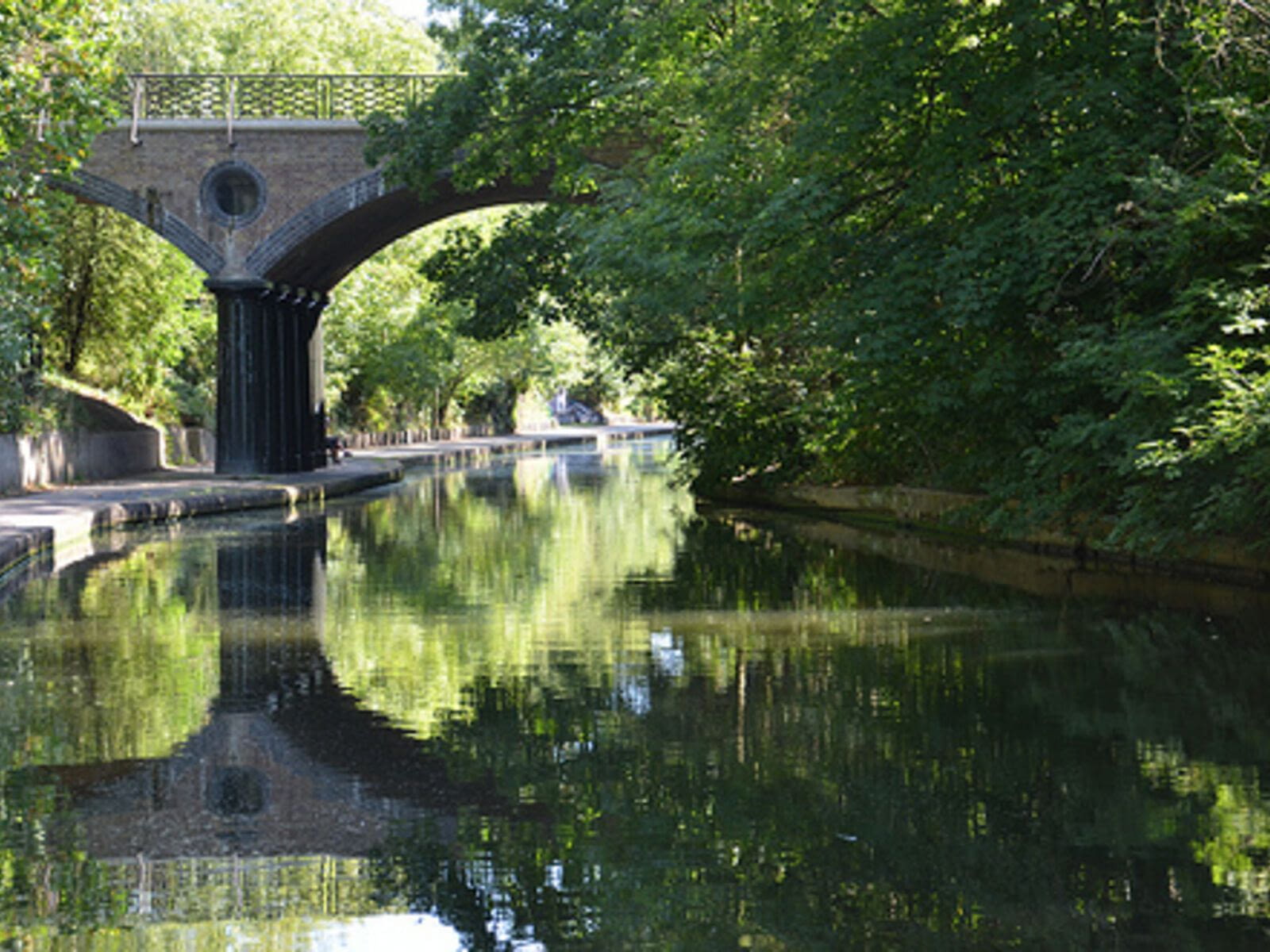 En partant du d&eacute;licieux quartier de Notting Hill, vous longerez ensuite le Regent&#39;s canal, havre de paix au c&oelig;ur de la ville, jusqu&#39;au all&eacute;es anim&eacute;es de Camden market,…