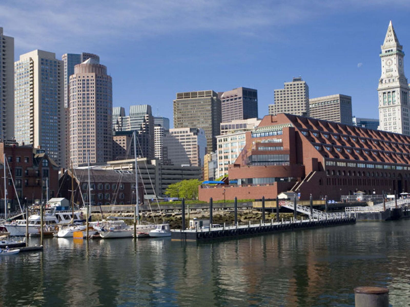 The most European, and almost the oldest, of American cities, Boston mingles the modernity and height of the typically American skyscrapers with a historical, colonial architecture, all red brick, giving…