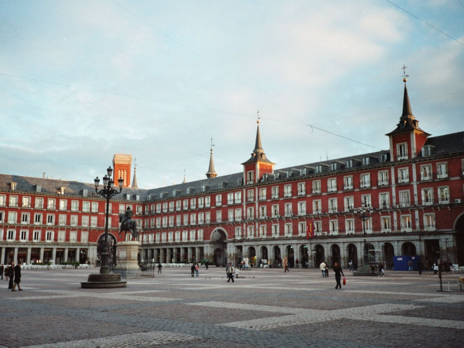 Madrid a tous les atours d&#39;une grande capitale : mus&eacute;es et chef d&#39;oeuvre, dont le fameux Guernica de Picasso, belles avenues, palais royal, parcs et dynamisme &eacute;conomique. Mais paradoxalement…