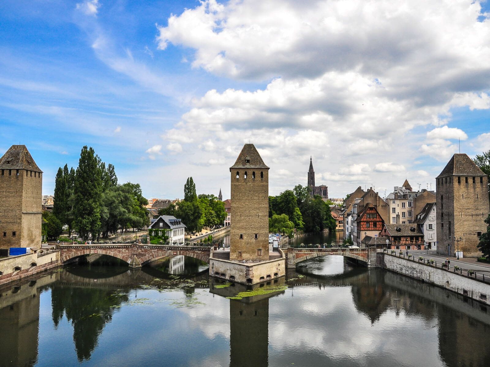 Strasbourg est r&eacute;put&eacute;e pour son march&eacute; de No&euml;l, ses saucisses et sa choucroute, mais c&#39;est aussi un des centres de la politique europ&eacute;enne, puisqu&#39;elle accueille…